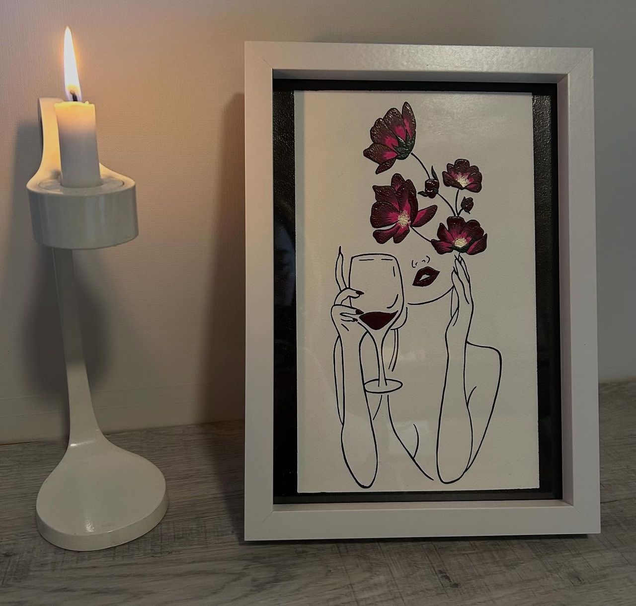Line Art einer Frau mit Weinglas und dunkelroten Blüten, gerahmt