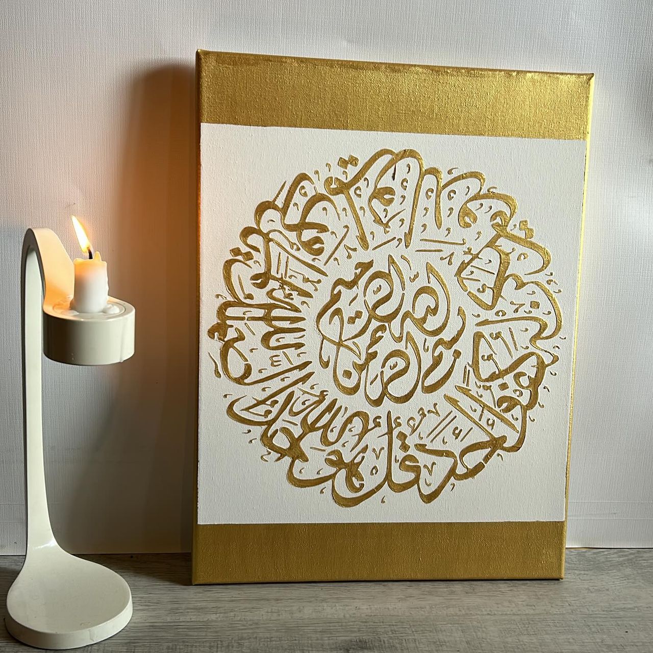 Runde arabische Kalligrafie in Blattgold auf weißer Leinwand